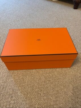 Hermes shoebox 14in x 8.5in x 5in great condition